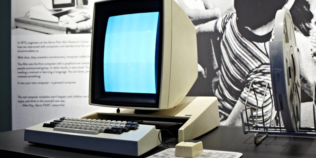 Crédito: living computers museum + labs

https://livingcomputers.org/Computer-Collection/Vintage-Computers/Minicomputers/XEROX-ALTO.aspx