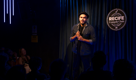 Recife Comedy Club grava primeiro especial de stand-up com talentos locais (Imagem: Tiago Souza/Divulgação)