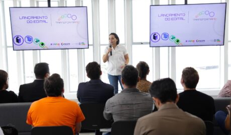 Mauricelia Montenegro, secretária de Ciência, Tecnologia e Inovação de Pernambuco, falando em evento de lançamento do programa Transforma PE