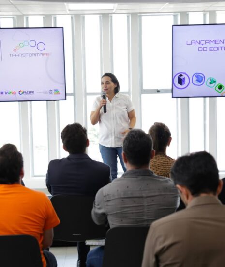 Mauricelia Montenegro, secretária de Ciência, Tecnologia e Inovação de Pernambuco, falando em evento de lançamento do programa Transforma PE