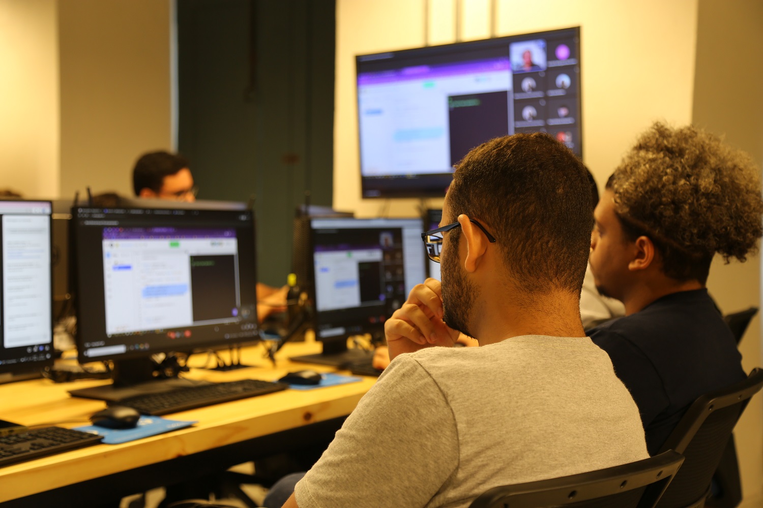 Pessoas participam de oficina prática em laboratório de informática, com foco em inovação e tecnologia, durante evento de capacitação no Porto Digital.