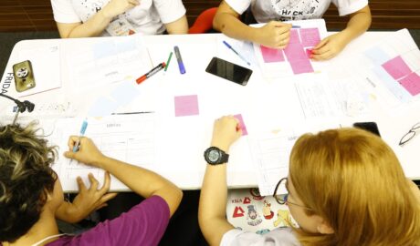 Grupo em evento de hackathon