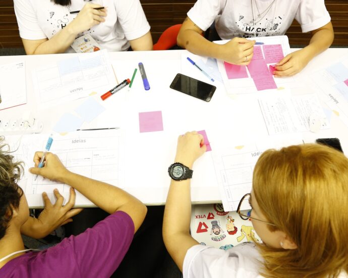 Grupo em evento de hackathon