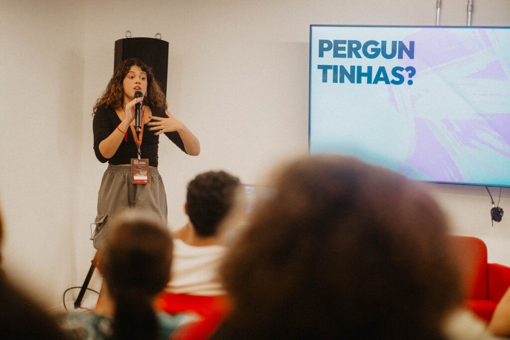 Designer e influenciadora digital Clara Guimarães no conteúdo (Crédito: Vicktor Feitosa/REC’n’Play)