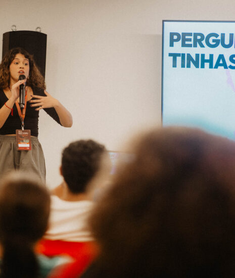 Designer e influenciadora digital Clara Guimarães no conteúdo (Crédito: Vicktor Feitosa/REC’n’Play)