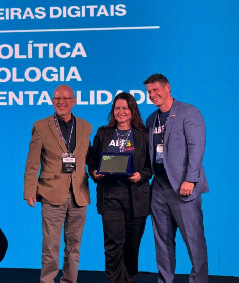 Conselheira do Porto Digital recebe premiação na ABES Summit 2025 (Crédito: Arquivo Pessoal)