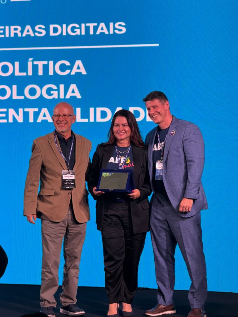 Conselheira do Porto Digital recebe premiação na ABES Summit 2025 (Crédito: Arquivo Pessoal)