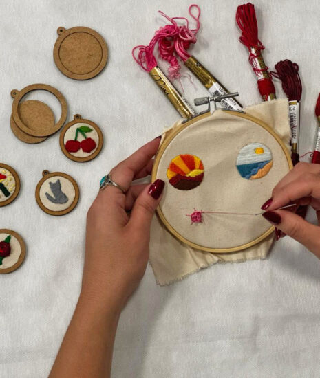 Oficina “Pequenas Histórias Bordadas” oferece 20 vagas gratuitas para aprendizagem de bordado na CAIXA Cultural Recife