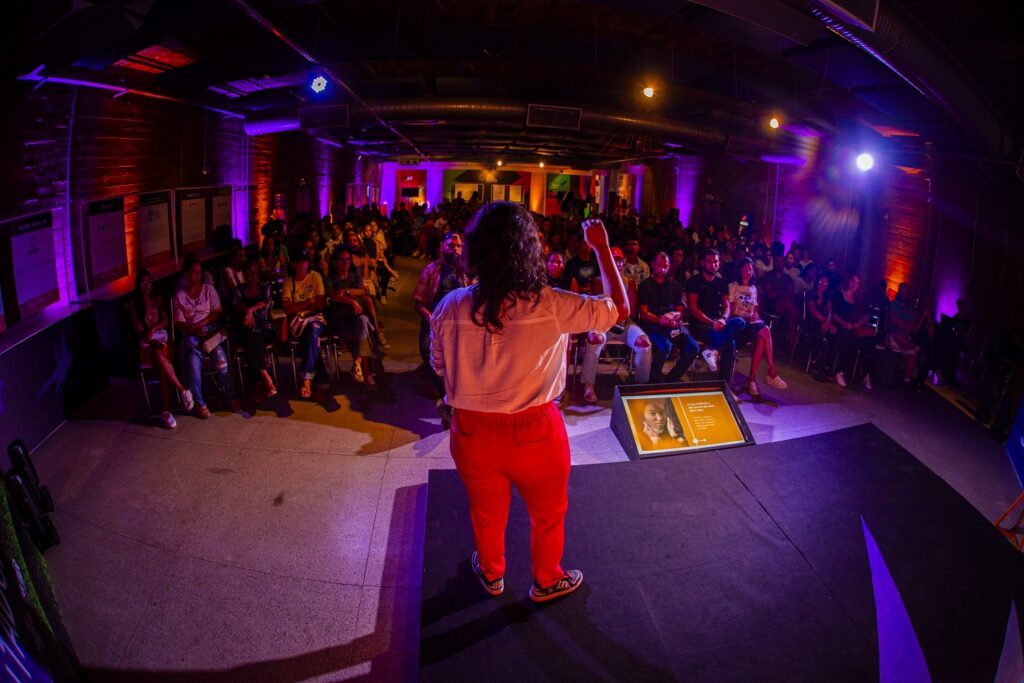 Palestra na Arena de Negócios do REC'n'Play (Crédito: Viktor Feitosa/REC'n'Play)