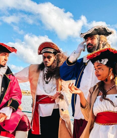 Tours temáticos de catamarã animam as férias de janeiro a partir do Bairro do Recife (Imagem: Catamaran Tours/Divulgação)