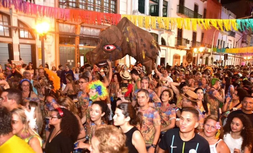 Bloco do Porto Digital desfila na sexta-feira de Carnaval (Crédito: Instagram @porcodigitaloficial)