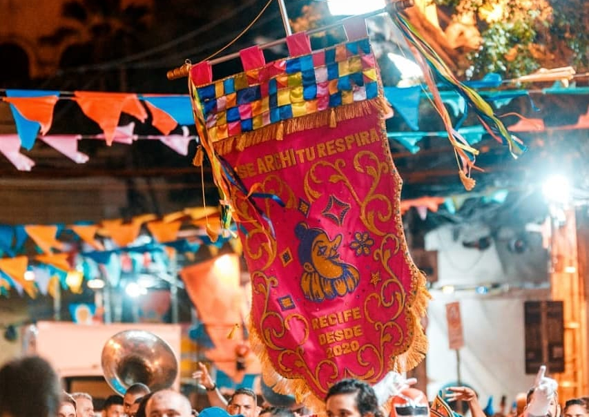 Troça carnavalesca mista "Esse Ar que Tu Respira" desfila na terça-feira de Carnaval (Crédito: Instagram @essearqueturespira)
