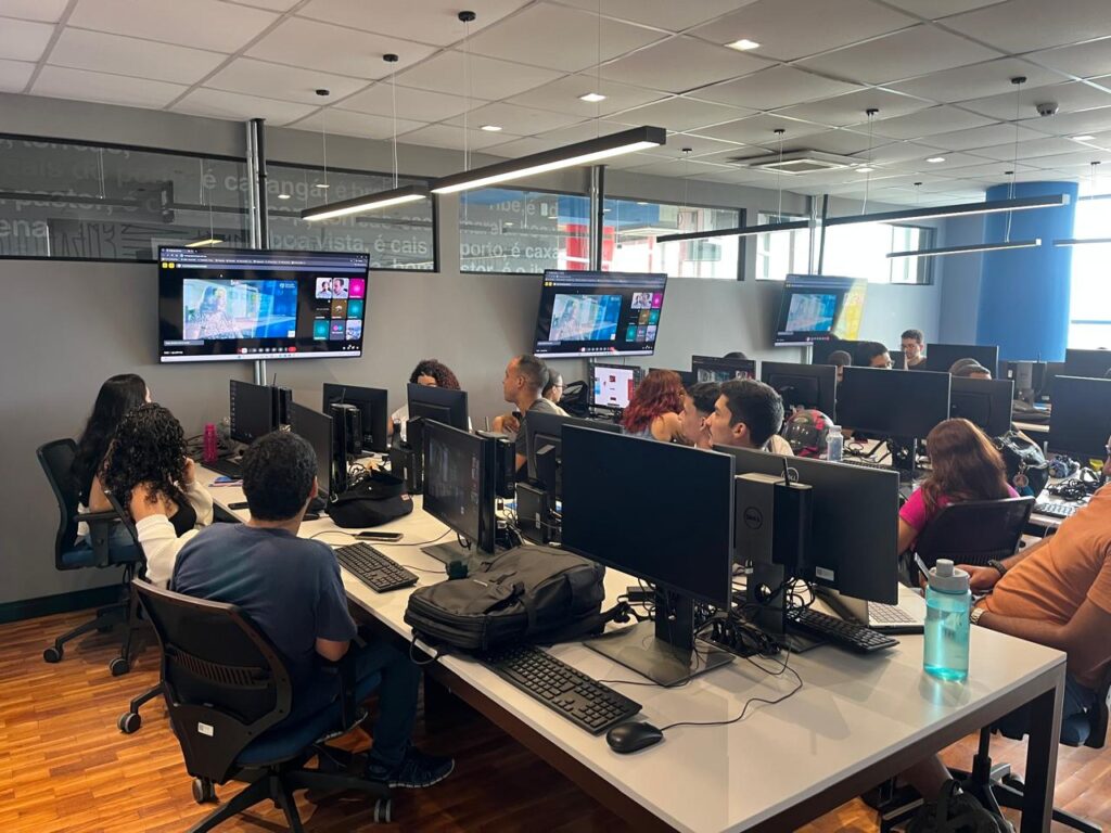 Estudantes em laboratório da Residência Tecnológica do Porto Digital (Crédito: Porto Digital)