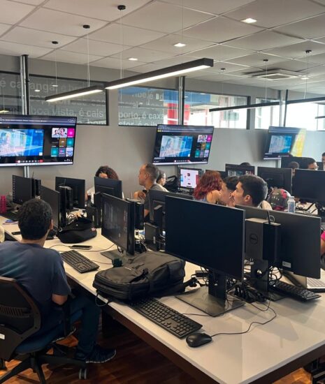 Estudantes em laboratório da Residência Tecnológica do Porto Digital (Crédito: Porto Digital)