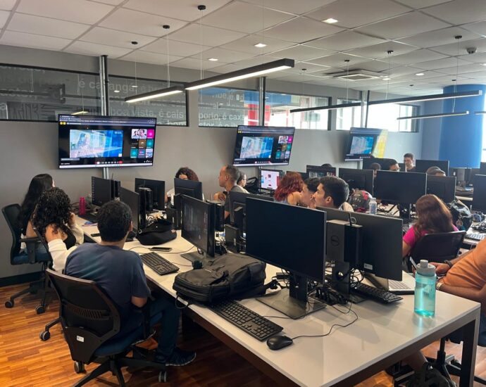 Estudantes em laboratório da Residência Tecnológica do Porto Digital (Crédito: Porto Digital)