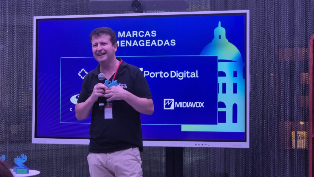Pierre Lucena recebe homenagem ao Porto Digital durante lançamento do Mangue.Bit 2026 (Crédito: Peterson Mayrinck/Porto Digital)