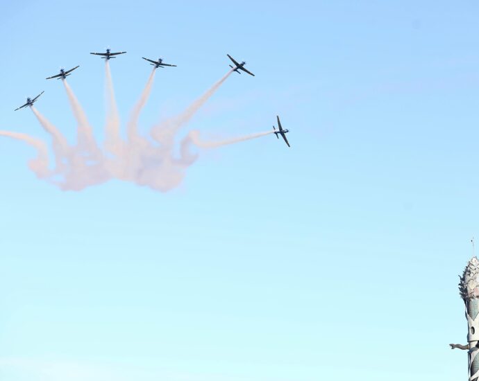 Esquadrilha da Fumaça no Bairro do Recife (Crédito: Hélia Scheppa/Arquivo PCR)