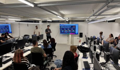 A proposta consiste na oferta de uma disciplina formativa multidisciplinar para cursos universitários com o intuito de preparar estudantes para desenvolverem soluções que contemplem desafios reais por meio de Inteligência Artificial. As atividades são distribuídas ao longo de 16 semanas e contam com a identificação de problemas reais, construção de protótipos e validação de soluções, com o apoio de ferramentas de IA. Dentre as principais utilizadas, destaca-se o Lovable: uma plataforma de desenvolvimento com inteligência artificial que permite criar aplicações digitais de forma intuitiva, utilizando comandos em linguagem natural, sem necessidade de códigos. O principal objetivo do programa é fomentar a formação empreendedora com ferramentas de inteligência artificial, tecnologia de vibe coding e democratizar o desenvolvimento de softwares e o empreendedorismo baseado em inovação.