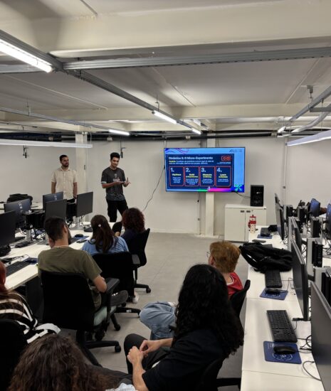 A proposta consiste na oferta de uma disciplina formativa multidisciplinar para cursos universitários com o intuito de preparar estudantes para desenvolverem soluções que contemplem desafios reais por meio de Inteligência Artificial. As atividades são distribuídas ao longo de 16 semanas e contam com a identificação de problemas reais, construção de protótipos e validação de soluções, com o apoio de ferramentas de IA. Dentre as principais utilizadas, destaca-se o Lovable: uma plataforma de desenvolvimento com inteligência artificial que permite criar aplicações digitais de forma intuitiva, utilizando comandos em linguagem natural, sem necessidade de códigos. O principal objetivo do programa é fomentar a formação empreendedora com ferramentas de inteligência artificial, tecnologia de vibe coding e democratizar o desenvolvimento de softwares e o empreendedorismo baseado em inovação.