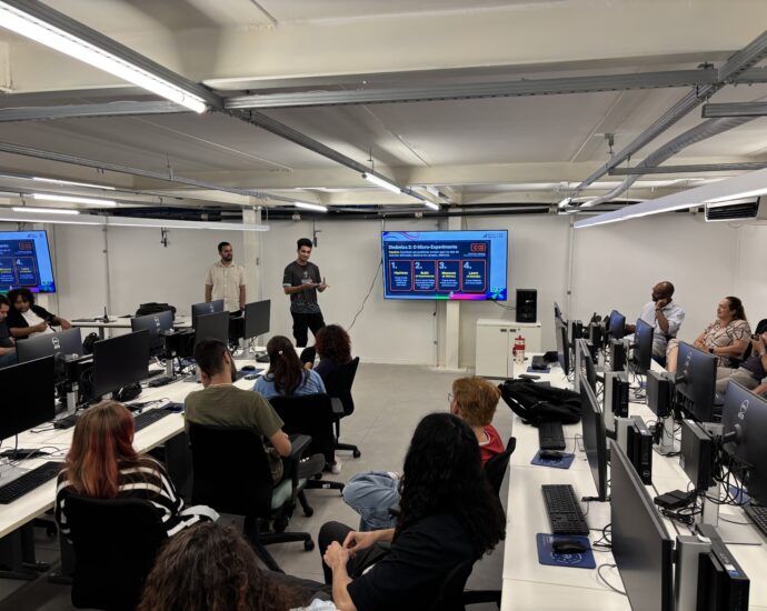 A proposta consiste na oferta de uma disciplina formativa multidisciplinar para cursos universitários com o intuito de preparar estudantes para desenvolverem soluções que contemplem desafios reais por meio de Inteligência Artificial. As atividades são distribuídas ao longo de 16 semanas e contam com a identificação de problemas reais, construção de protótipos e validação de soluções, com o apoio de ferramentas de IA. Dentre as principais utilizadas, destaca-se o Lovable: uma plataforma de desenvolvimento com inteligência artificial que permite criar aplicações digitais de forma intuitiva, utilizando comandos em linguagem natural, sem necessidade de códigos. O principal objetivo do programa é fomentar a formação empreendedora com ferramentas de inteligência artificial, tecnologia de vibe coding e democratizar o desenvolvimento de softwares e o empreendedorismo baseado em inovação.