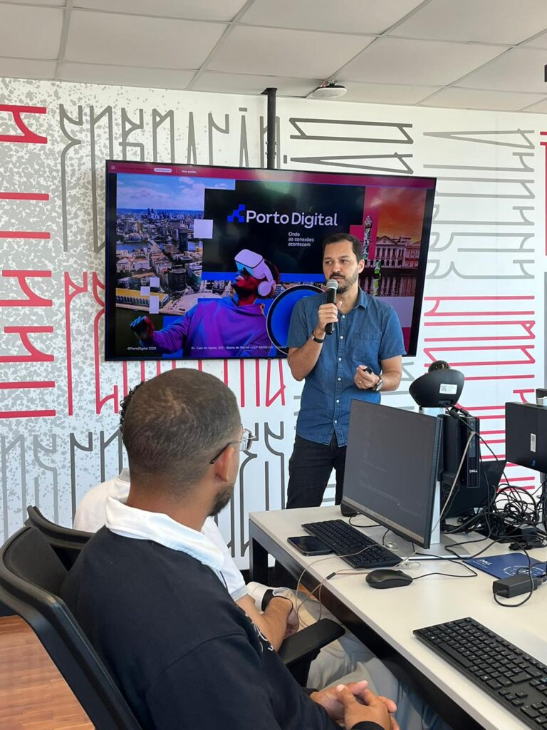 Rodrigo Pereira, gerente de Educação do Porto Digital, apresentou o laboratório para a 10ª turma do Embarque Digital (Crédito: Marjourie Corrêa/Porto Digital)