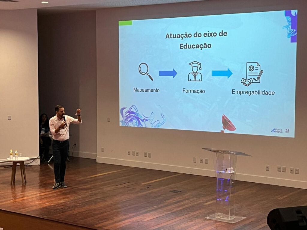 Gerente de Educação do Porto Digital, Rodrigo Pereira, durante apresentação (Crédito: Marjourie Corrêa/Porto Digital)
