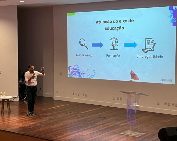 Gerente de Educação do Porto Digital, Rodrigo Pereira, durante apresentação (Crédito: Marjourie Corrêa/Porto Digital)