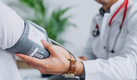 Médico afere pressão e saúde de paciente (Crédito: Freepik)