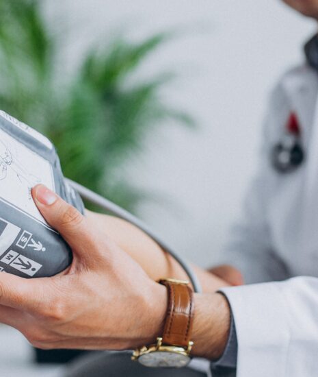 Médico afere pressão e saúde de paciente (Crédito: Freepik)