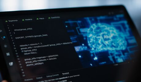 Computador utilizando IA de LLM (Crédito: Magnific)