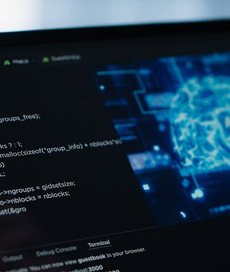 Computador utilizando IA de LLM (Crédito: Magnific)
