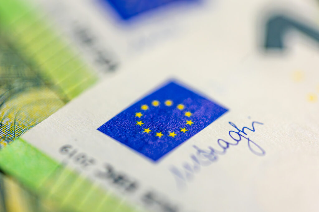 Nota de euro com a bandeira da União Europeia em destaque